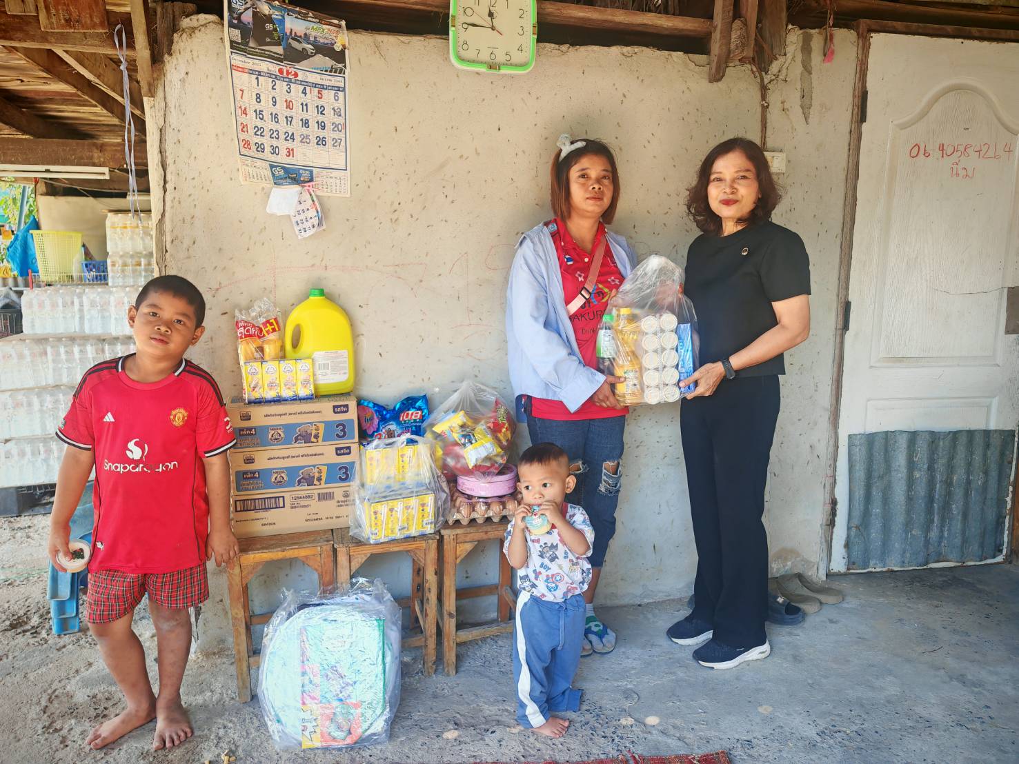 พช.ชนบท:มอบนมและถุงยังชีพให้แก่ครอบครัวเด็กนักเรียนที่ขอรับทุนกาชาดไทย