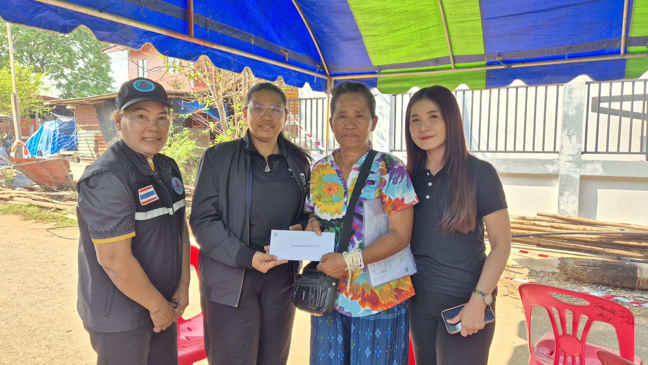 พช.ชนบท :ลงพื้นที่มอบถุงยังชีพให้แก่ครัวเรือที่ได้ประสบเหตุอัคคีภัย