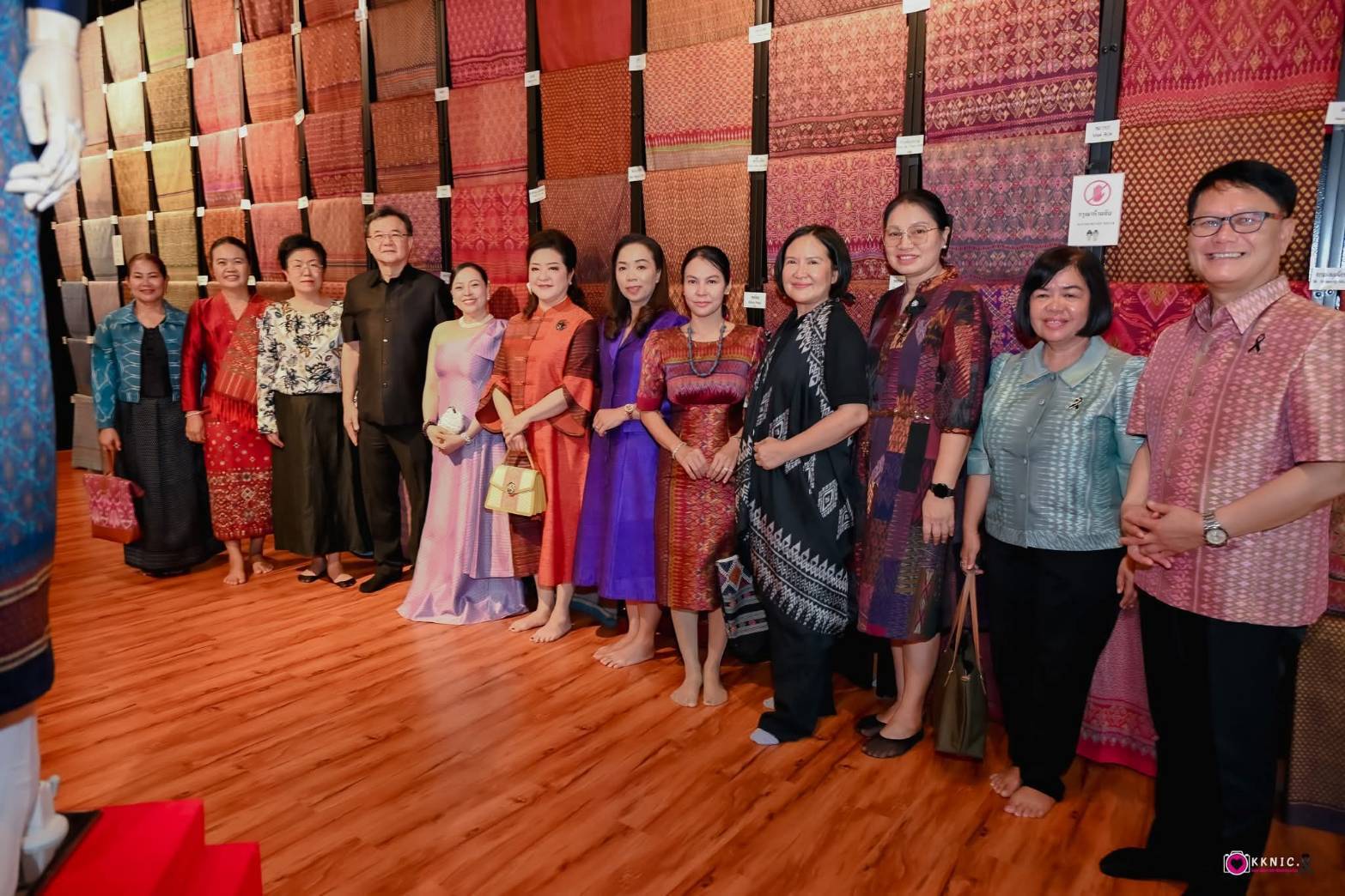 พช.ชนบท:ร่วมกิจกรรมตามแนวพระดำริฯ “ผ้าไทยใส่ให้สนุก” ชื่นชมอัตลักษณ์ผ้าไหมมัดหมี่ และส่งเสริมการแลกเปลี่ยนวัฒนธรรมนานาชาติ