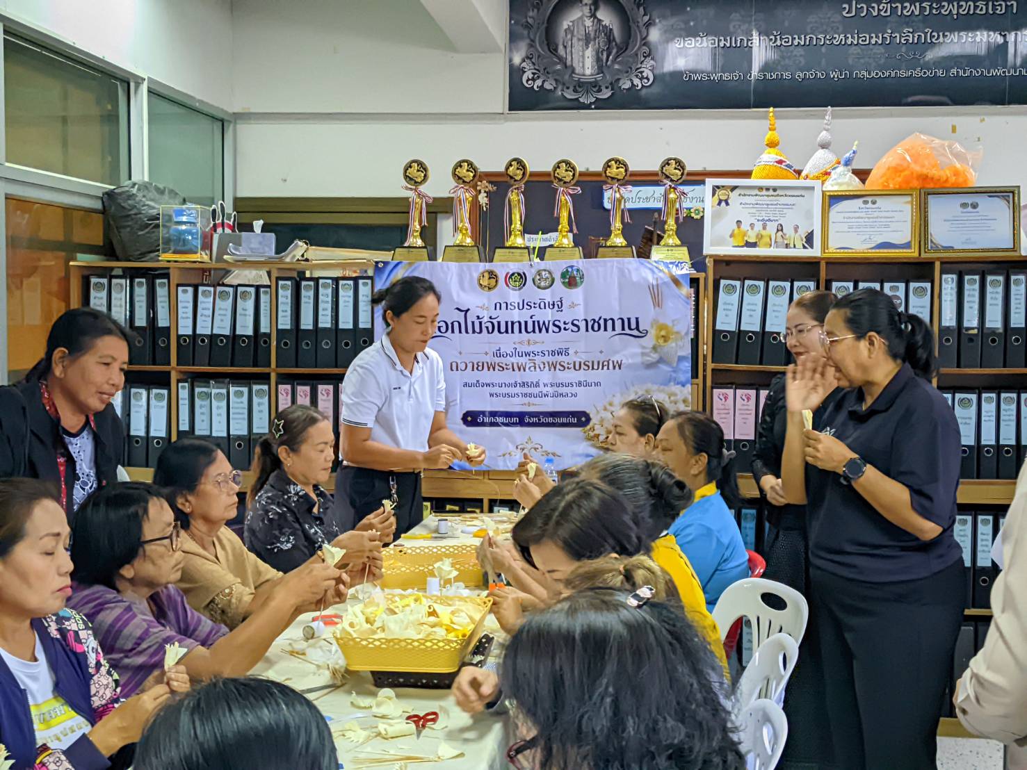 ✨ พช.ชนบท : พัฒนาการอำเภอร่วมเป็นวิทยากรถ่ายทอดองค์ความรู้การประดิษฐ์ดอกไม้จันทน์พระราชทาน แก่ประธานชุมชนเทศบาลตำบลชนบท